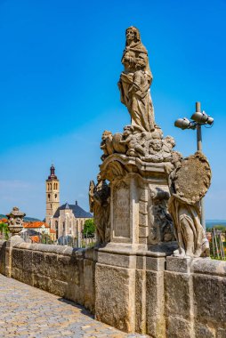Çek Cumhuriyeti Kutna Hora 'daki Cizvit Koleji önünde Barok heykelleri 