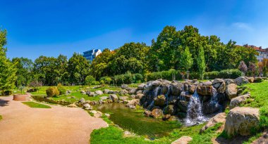 Bulgaristan 'ın Sofya kentindeki ulusal kültür sarayı yakınlarındaki bir parkta yapay şelale