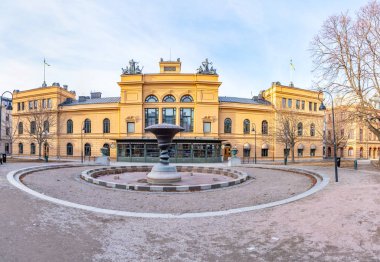 İsveç, Sundsvall 'daki sarı belediye binası manzarası