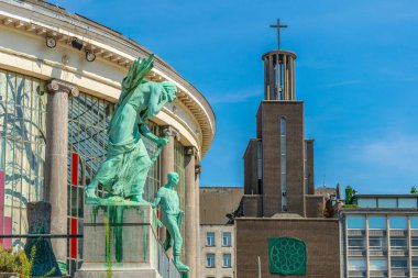 Brüksel, Belçika 'daki botanik bahçesinin arkasındaki Katolik kilisesi