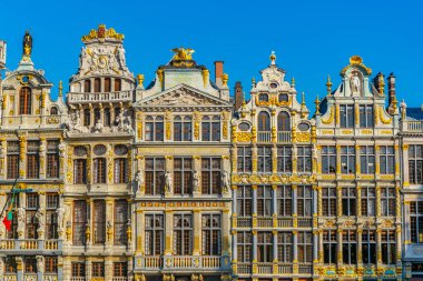 Brüksel'de Grote Markt'ta yer alan evlerin renkli cepheleri, 