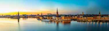 Stockholm 'deki belediye binası ve Gamla Stan' in günbatımı manzarası İsveç 'teki Sodermalm Adası' ndan izlendi