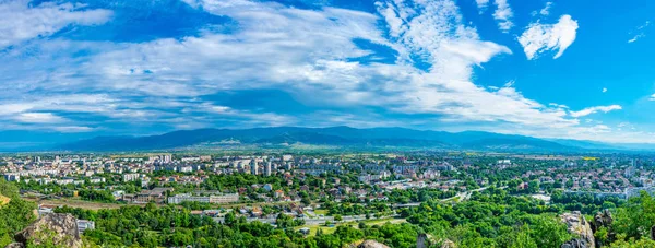 Гори родофі, що розкинулися позаду болгарського міста Пловдив. — стокове фото