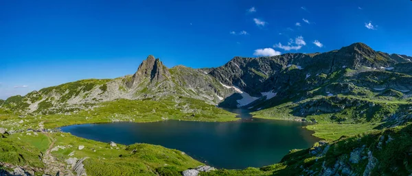 Trefoliesjön, en av de sju rila sjöarna i Bulgarien — Stockfoto