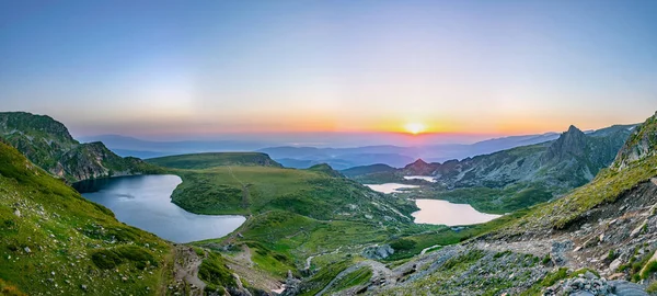 Matahari terbit pemandangan udara dari tujuh danau rila di Bulgaria — Stok Foto