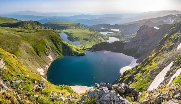 Zonsopgang luchtfoto van zeven rila meren in Bulgarije — Stockfoto