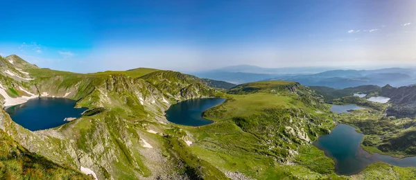 Zonsopgang luchtfoto van zeven rila meren in Bulgarije — Stockfoto