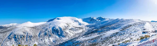 Musala montanha, o pico mais alto da Bulgária, e montanhas circundantes na Bulgária durante o inverno — Fotografia de Stock