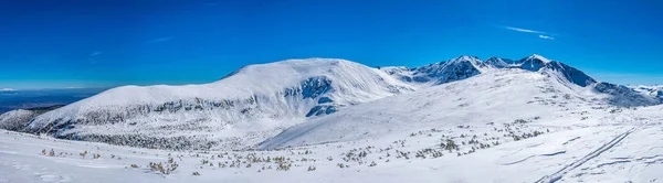 Musala montanha, o pico mais alto da Bulgária, e montanhas circundantes na Bulgária durante o inverno — Fotografia de Stock