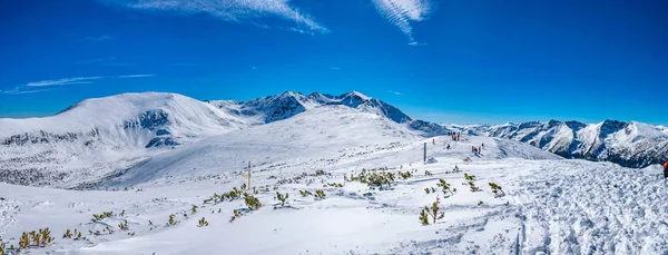 Musala montanha, o pico mais alto da Bulgária, e montanhas circundantes na Bulgária durante o inverno — Fotografia de Stock