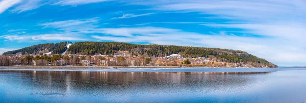 Pohled na ostrov Froso a panorama Ostersundu ve Švédsku — Stock fotografie