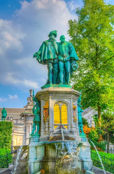 Statue der Grafen Egmont und Hoorn auf dem Platz petit sablon in — Stockfoto