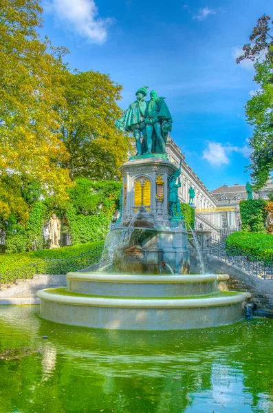 Estatua de los Condes Egmont y Hoorn en la plaza petit Sablon en — Foto de Stock