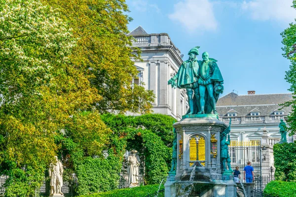 Estátua dos Condes Egmont e Hoorn na praça petit Sablon em — Fotografia de Stock
