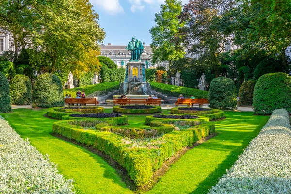 Statua hrabiego Egmont i Hoorn na placu petit Sablon w — Zdjęcie stockowe