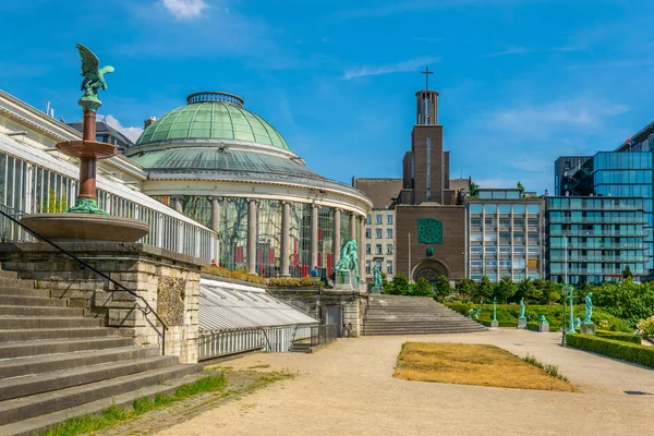 Iglesia católica detrás del jardín botánico en Bruselas, Bélgica — Foto de Stock