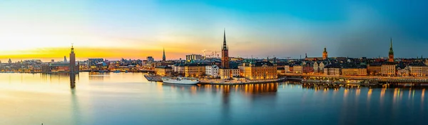 Vista al atardecer del Ayuntamiento y Gamla stan en Estocolmo desde la isla de Sodermalm, Suecia — Foto de Stock