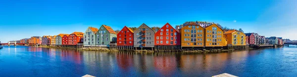 Bunte Holzhäuser rund um den Fluss Nidelva im Stadtteil Brygge von trondheim, Norwegen — Stockfoto