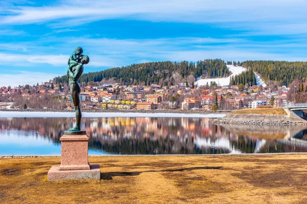 Skyline de Ostersund con una estatua de padre y un niño en Suecia — Foto de Stock