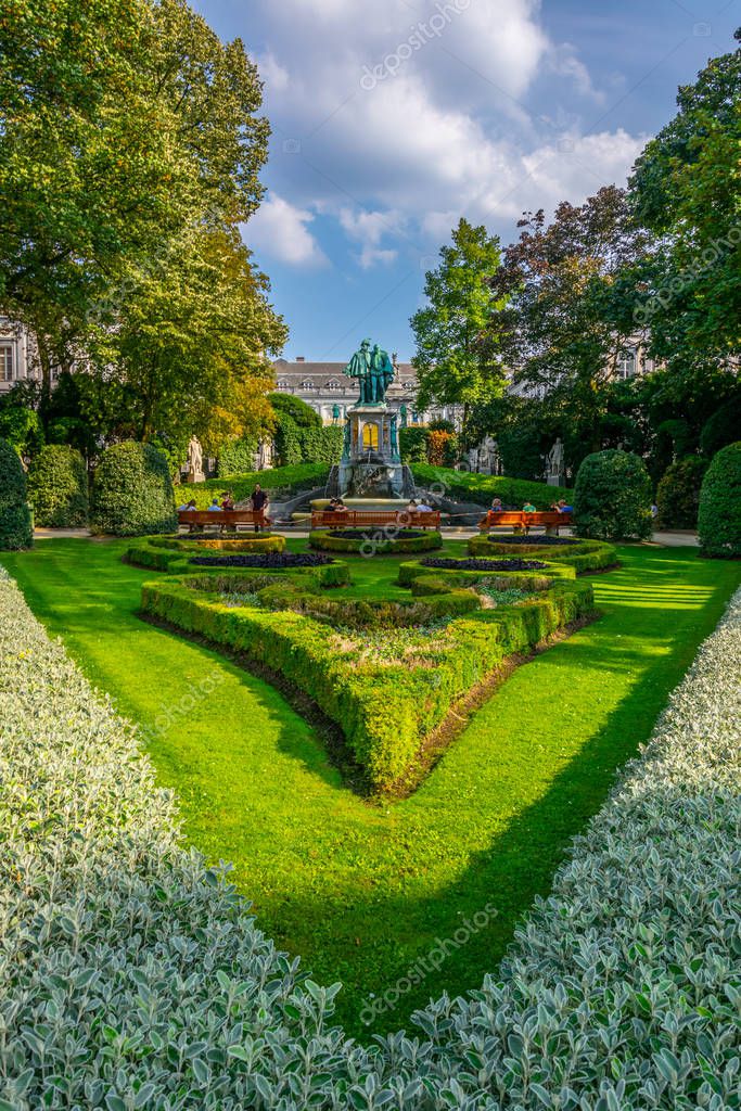 Estatua de los Condes Egmont y Hoorn en la plaza petit Sablon en 2023