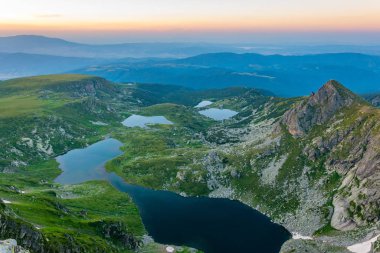 Bulgaristan 'da günbatımında yedi rila gölünün havadan görünüşü