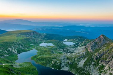 Bulgaristan 'da günbatımında yedi rila gölünün havadan görünüşü
