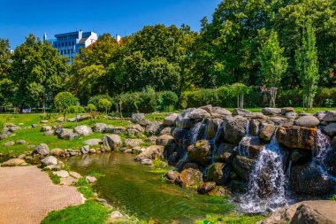 Cultu Ulusal Sarayı yakınlarındaki bir parkta yapay şelale.