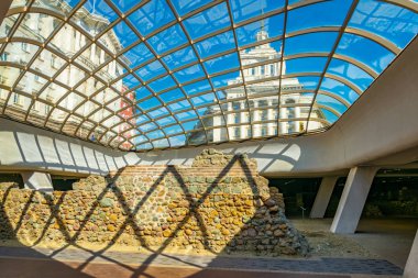 Serdika metro istasyonundaki eski Bulgar parlamentosunun manzarası