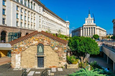 Bulgaristan 'ın Sofya kentindeki Sveta Petka kilise ve largo meydanı