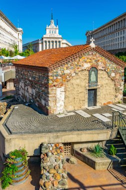 Bulgaristan 'ın Sofya kentindeki Sveta Petka kilise ve largo meydanı