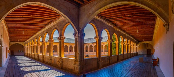 Korytarz wewnętrznego dziedzińca klasztoru San Esteban w Salamance, Hiszpania — Zdjęcie stockowe