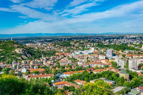 Stadtbild von Plowdiw mit Bunardschika-Hügel, Bulgarien — Stockfoto