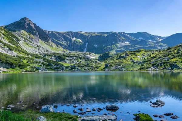 Fischsee, einer der sieben Rila-Seen in Bulgarien — Stockfoto