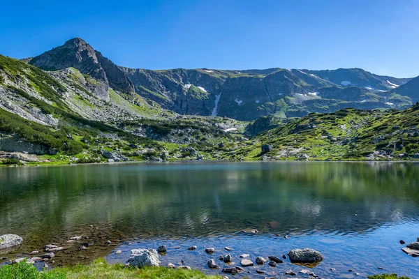 Fischsee, einer der sieben Rila-Seen in Bulgarien — Stockfoto