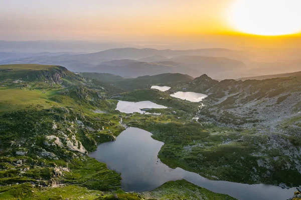 Zonsopgang luchtfoto van zeven rila meren in Bulgarije — Stockfoto