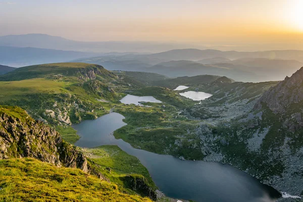 Zonsopgang luchtfoto van zeven rila meren in Bulgarije — Stockfoto