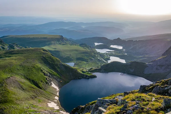 Zonsopgang luchtfoto van zeven rila meren in Bulgarije — Stockfoto