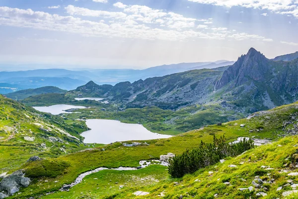 Sonnenaufgang Luftaufnahme von sieben Rila-Seen in Bulgarien — Stockfoto