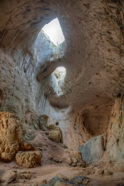 Bulgaristan 'daki Prohodna mağarası Tanrı' nın gözlerindeki delikleriyle ünlüdür.