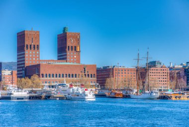 Oslo 'daki belediye binası Norveç limanının arkasında görüldü.