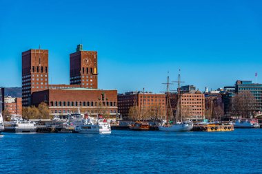 Oslo 'daki belediye binası Norveç limanının arkasında görüldü.