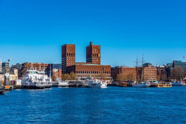 Oslo 'daki belediye binası Norveç limanının arkasında görüldü.