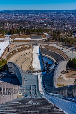Holmenkollen atlama stadyumu ve Osl 'daki Norveç kayak müzesi.