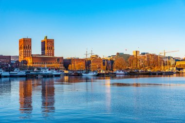 Oslo 'daki belediye binası Norveç limanının arkasında görüldü.