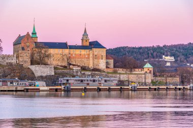 Oslo, Norveç 'teki Akershus kalesinin günbatımı manzarası