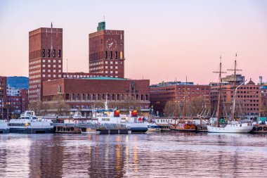 Oslo 'daki belediye binası Norveç limanının arkasında görüldü.