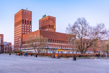 Norveç, Oslo 'daki belediye binasının gün batımı manzarası
