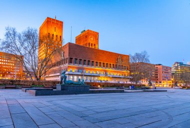 Norveç, Oslo 'daki belediye binasının gün batımı manzarası