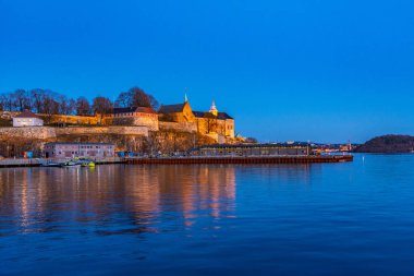 Oslo, Norveç 'teki Akershus kalesinin günbatımı manzarası