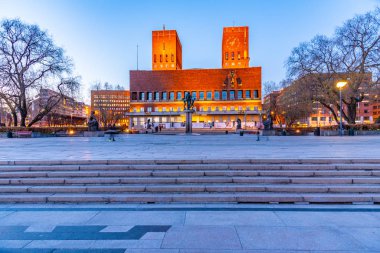 Norveç, Oslo 'daki belediye binasının gün batımı manzarası